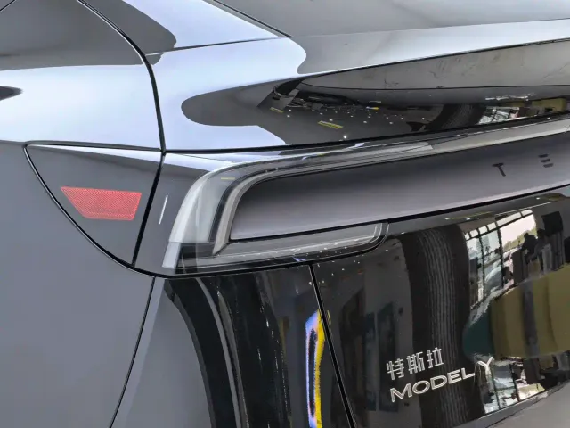 Tesla Model Y — Фото автомобиля 16