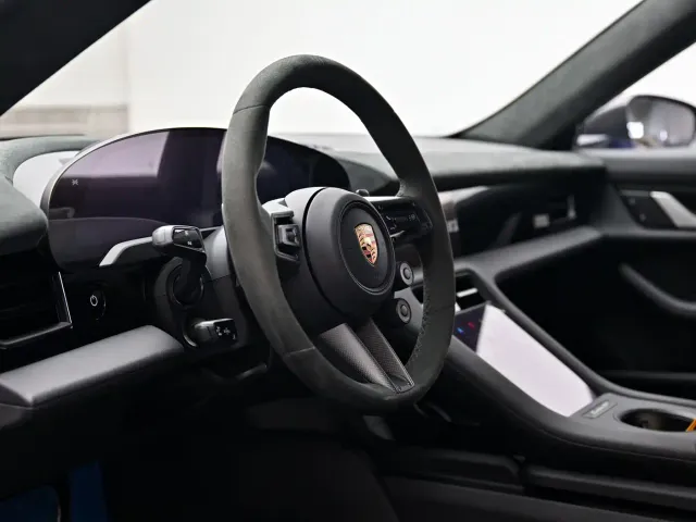 Porsche Taycan — Фото автомобиля 6