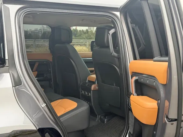 Land Rover Defender — Фото автомобиля 25