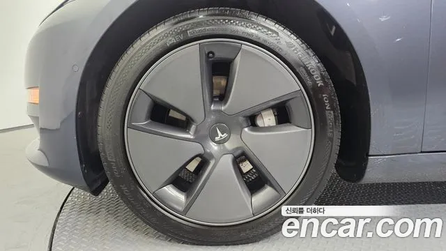 Tesla Model 3 — Фото автомобиля 5