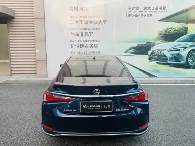 Lexus ES — Фото автомобиля 18