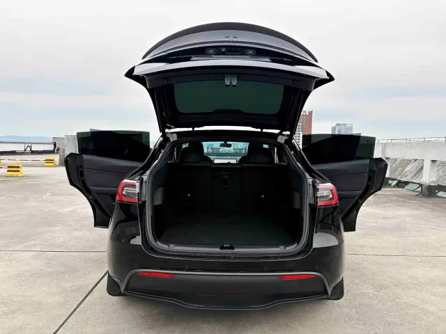 Tesla Model Y — Фото автомобиля 8