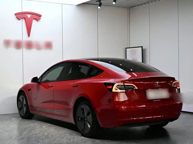 Tesla Model 3 — Фото автомобиля 4