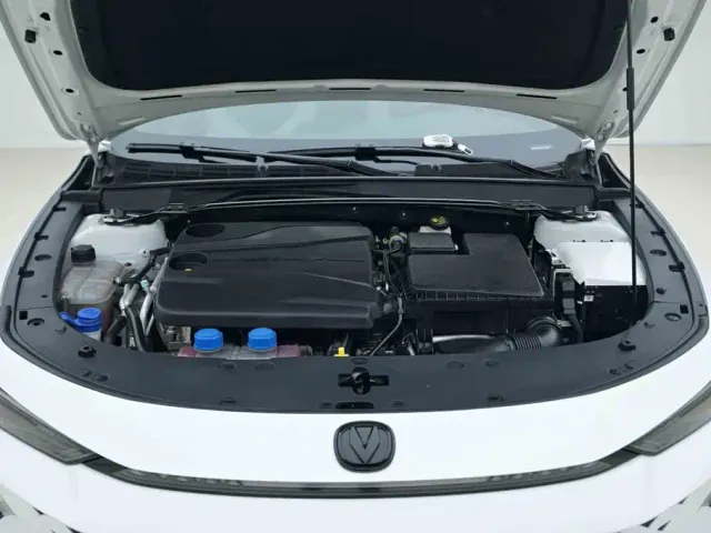 Changan Changan UNI-V iDD 2024 Blue Whale Smart iDD 136km Smart Cool — Фото автомобиля 5