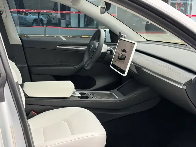 Tesla Model Y — Фото автомобиля 5