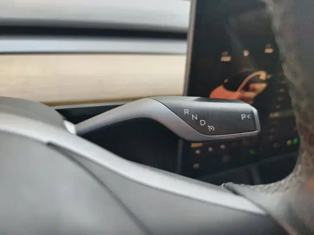 Tesla Model 3 — Фото автомобиля 10