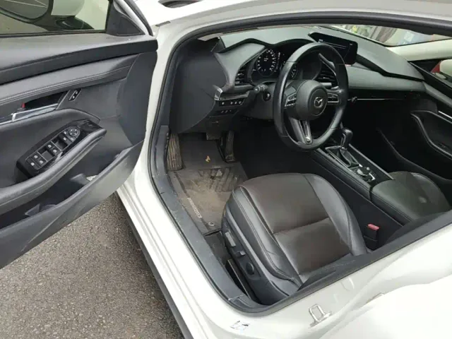 Mazda Axela — Фото автомобиля 15