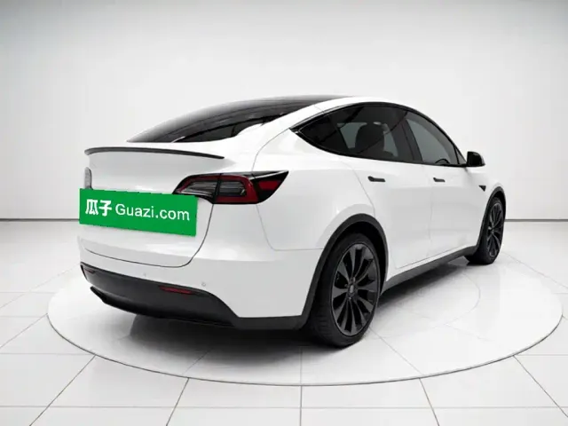 Tesla Model Y — Фото автомобиля 6