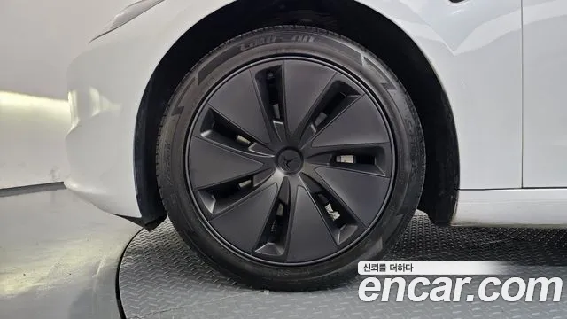 Tesla Model 3 — Фото автомобиля 5
