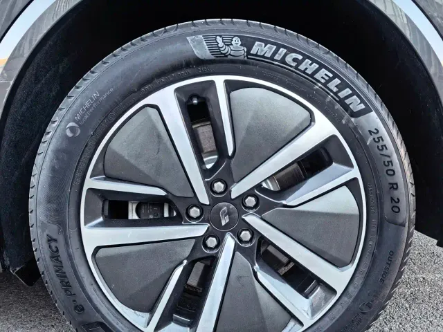 Li Auto L8 — Фото автомобиля 11