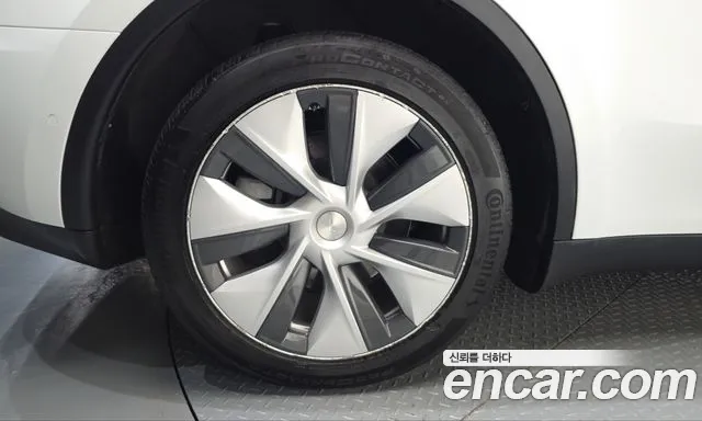 Tesla Model Y — Фото автомобиля 5