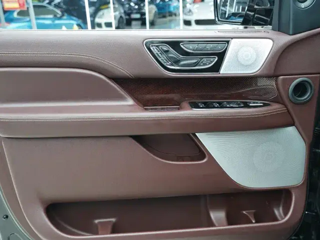 Lincoln Navigator — Фото автомобиля 5