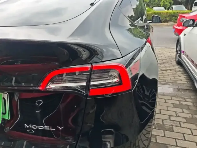 Tesla Model Y — Фото автомобиля 23