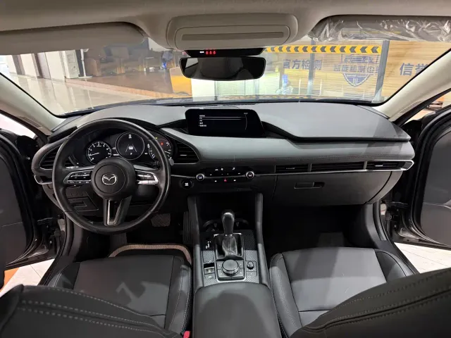 Mazda Axela — Фото автомобиля 12