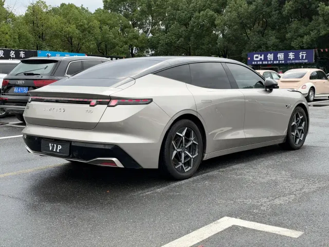 Lynk & Co Z10 — Фото автомобиля 4