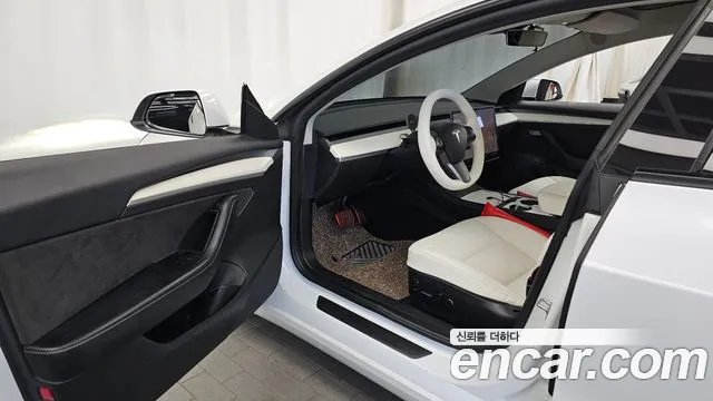 Tesla Model 3 — Фото автомобиля 10