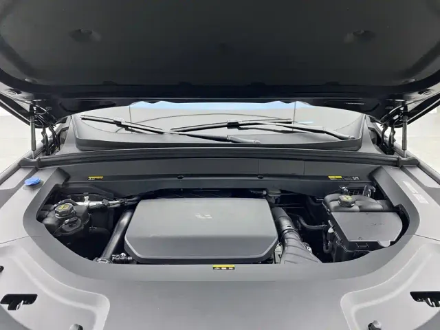 Li Auto L8 — Фото автомобиля 9