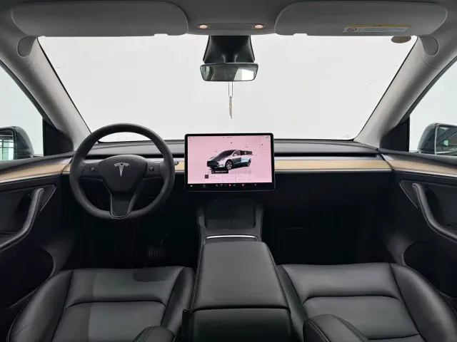 Tesla Model Y — Фото автомобиля 4