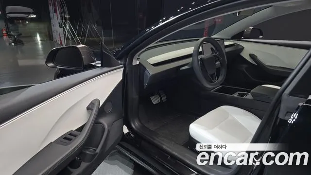 Tesla Model 3 — Фото автомобиля 10