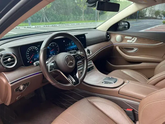 Mercedes-Benz E-Class — Фото автомобиля 4