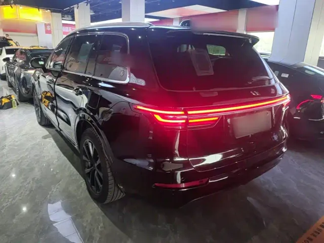 Li Auto ONE — Фото автомобиля 4