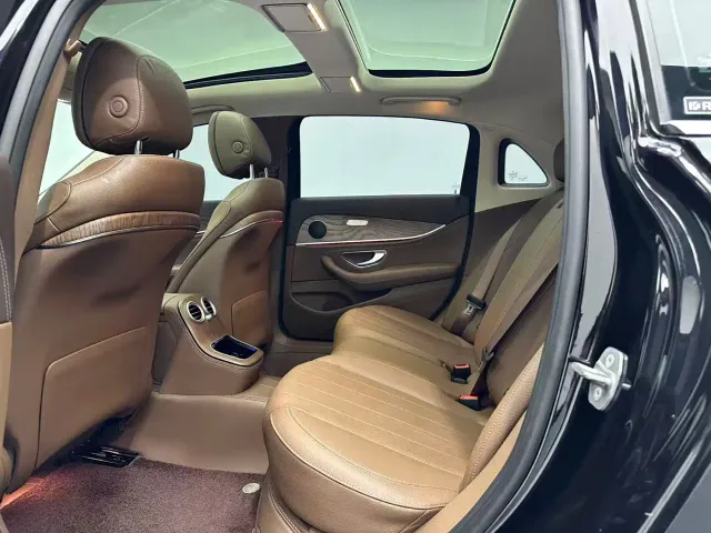 Mercedes-Benz E-Class — Фото автомобиля 6