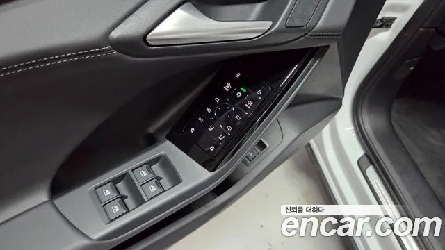 Audi Q6 e-tron — Фото автомобиля 12