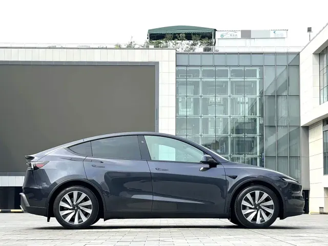 Tesla Model Y — Фото автомобиля 7