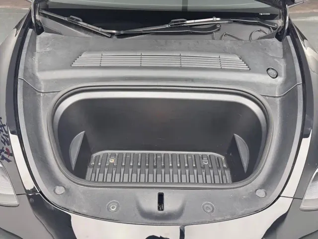 Tesla Model Y — Фото автомобиля 28