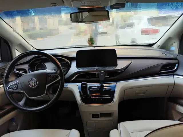 Buick GL8 — Фото автомобиля 12