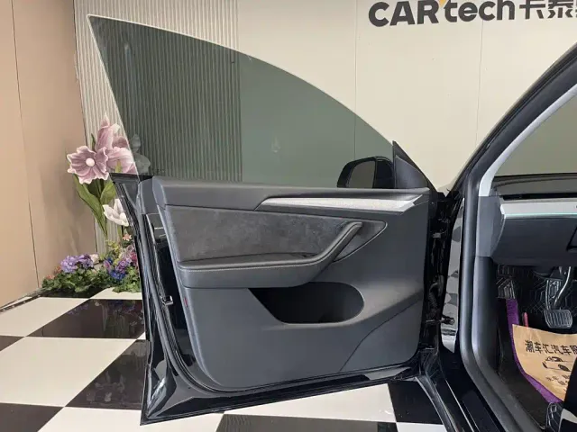 Tesla Model Y — Фото автомобиля 16