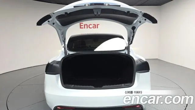 Tesla Model 3 — Фото автомобиля 26