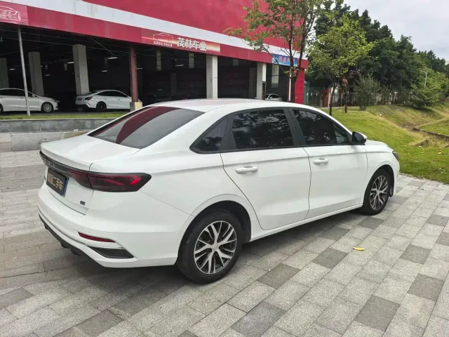 Geely Emgrand — Фото автомобиля 9
