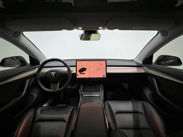 Tesla Model 3 — Фото автомобиля 12