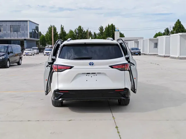 Toyota Toyota Sienna 2021 2.5L Hybrid Platinum Edition — Фото автомобиля 13