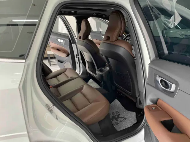 Volvo XC60 — Фото автомобиля 9