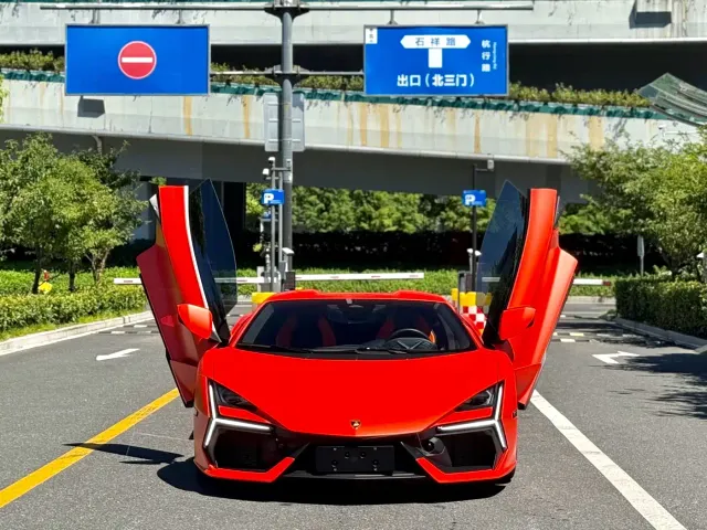 Фотография автомобиля — Lamborghini Revuelto