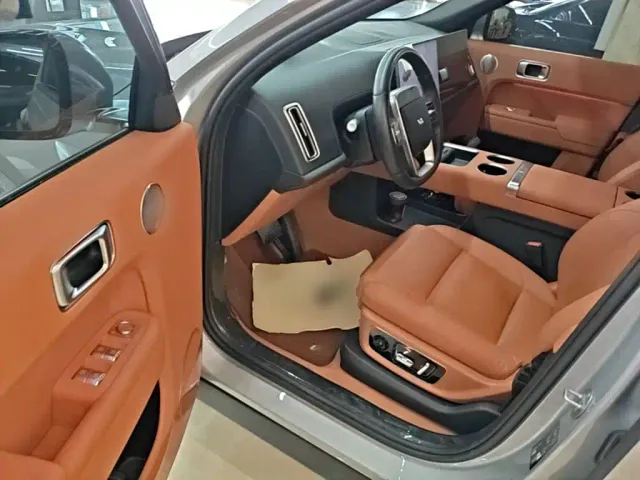 Li Auto L8 — Фото автомобиля 15