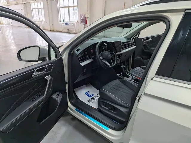 Volkswagen Tiguan L — Фото автомобиля 11