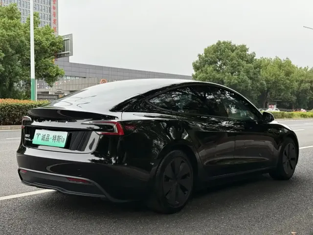 Tesla Model 3 — Фото автомобиля 5