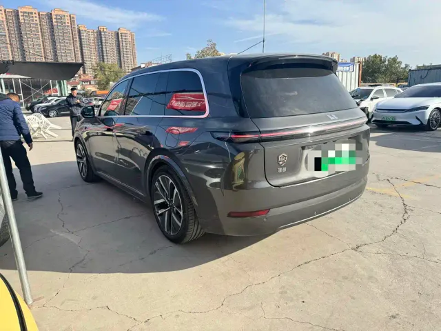 Li Auto L9 — Фото автомобиля 10