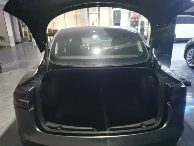Tesla Model 3 — Фото автомобиля 18