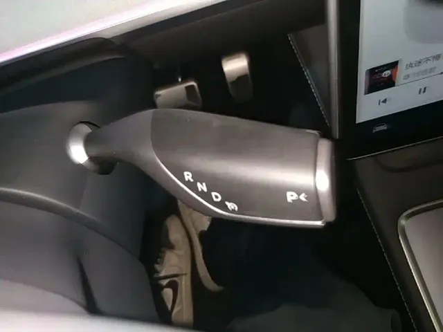 Tesla Model Y — Фото автомобиля 13