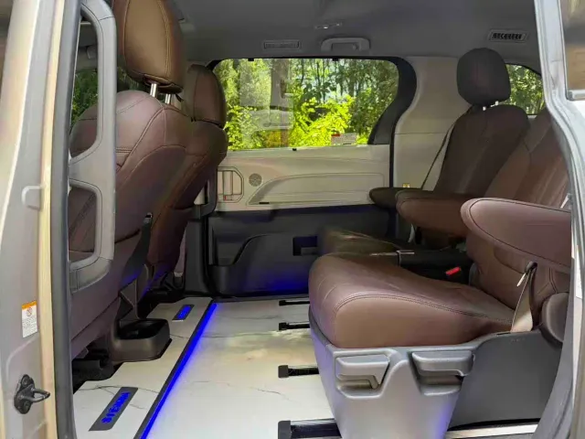 Toyota Sienna — Фото автомобиля 7