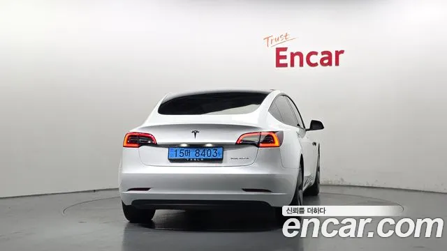 Tesla Model 3 — Фото автомобиля 4