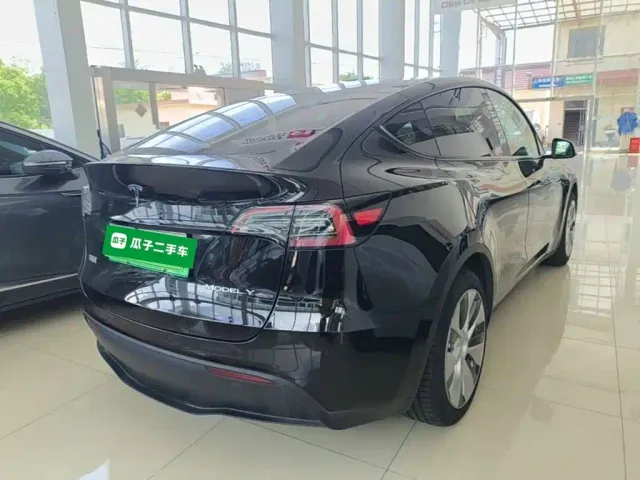 Tesla Model Y — Фото автомобиля 6