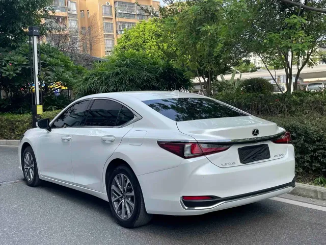 Lexus ES — Фото автомобиля 8