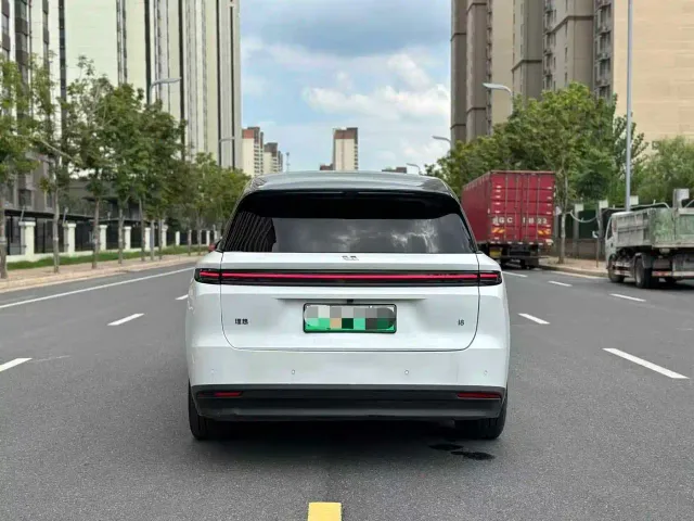 Li Auto i8 — Фото автомобиля 9