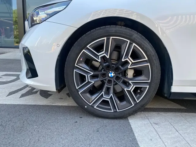BMW 5 Series — Фото автомобиля 3