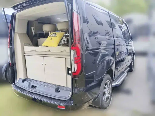 Ford Tourneo 2023 Model 2.0T Auto Premium Edition — Фото автомобиля 2
